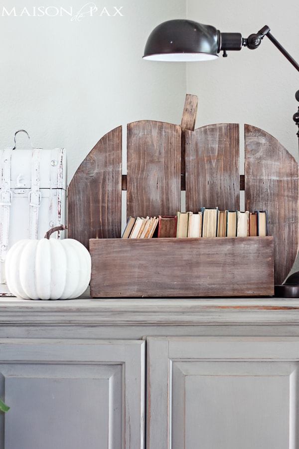 This DIY pumpkin crate is so cute and perfect for fall! Fill it with anything: pumpkins, flowers, fruit, or other fall decorations | aiweb9ygdry.cmersite.com