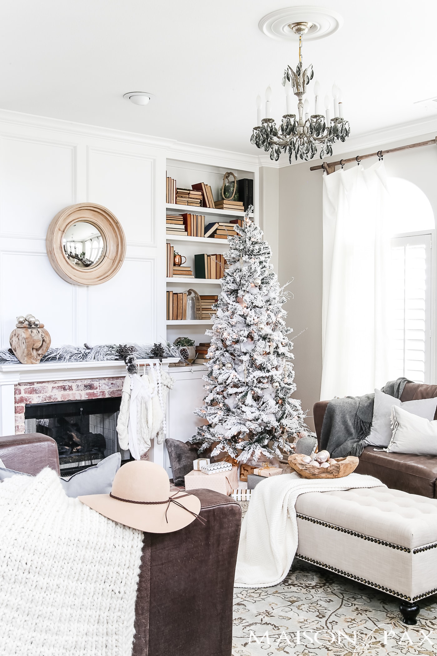 whites, creams, and touches of blush create neutral holiday decor in this Christmas living room #holidaydecor