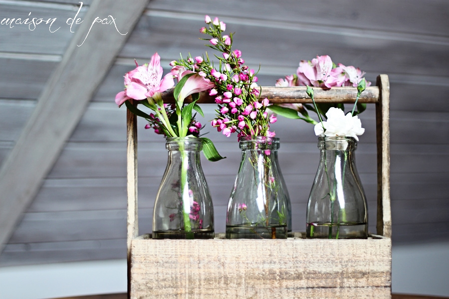 This stunning carrier made from reclaimed wood holds 6 antique milk bottles and makes the perfect rustic yet elegant piece of decor!