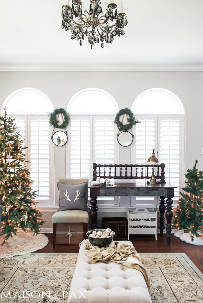 Gorgeous, simple Christmas home tour: natural greenery, winter woodland theme, sparkly touches, and simple reminder of the hope of the season. Tons of diy and decorating ideas | aiweb9ygdry.cmersite.com