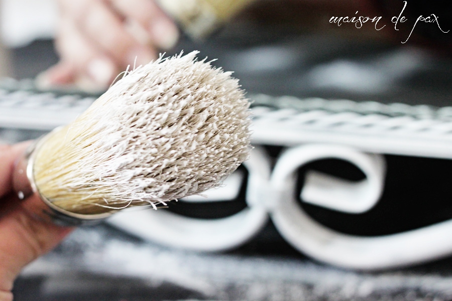 Get a beautifully textured and aged look on metal in ONLY 2 STEPS with this tutorial at aiweb9ygdry.cmersite.com #diy #paint