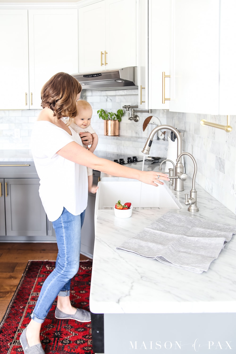 Simple spring kitchen: Don't miss these five ways to refresh your kitchen for spring without buying anything new! #springkitchen #kitcheninspo #marblekitchen #kitchendesign #springdecor #springdecorating #kitchendecor #twotonekitchen