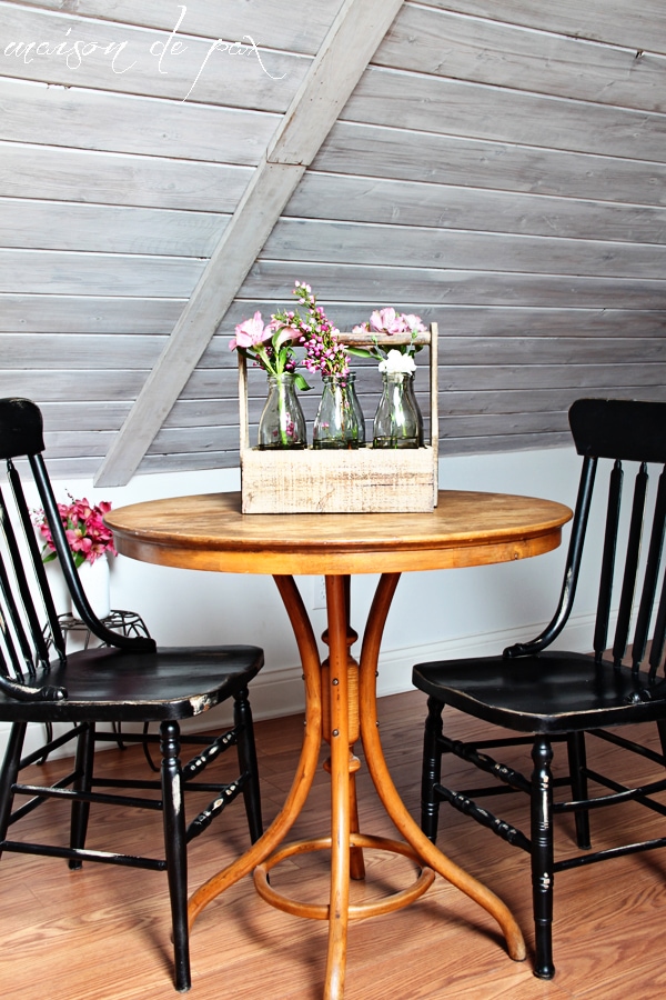 This stunning carrier made from reclaimed wood holds 6 antique milk bottles and makes the perfect rustic yet elegant piece of decor!