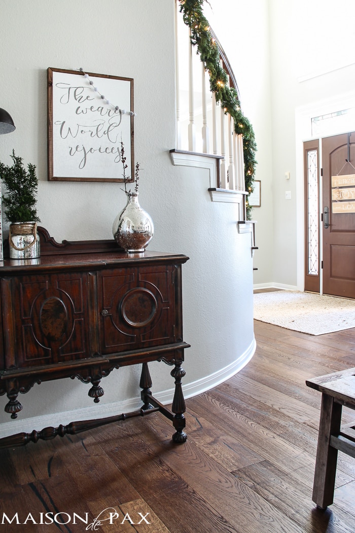Gorgeous, simple Christmas home tour: natural greenery, winter woodland theme, sparkly touches, and simple reminder of the hope of the season. Tons of diy and decorating ideas | aiweb9ygdry.cmersite.com