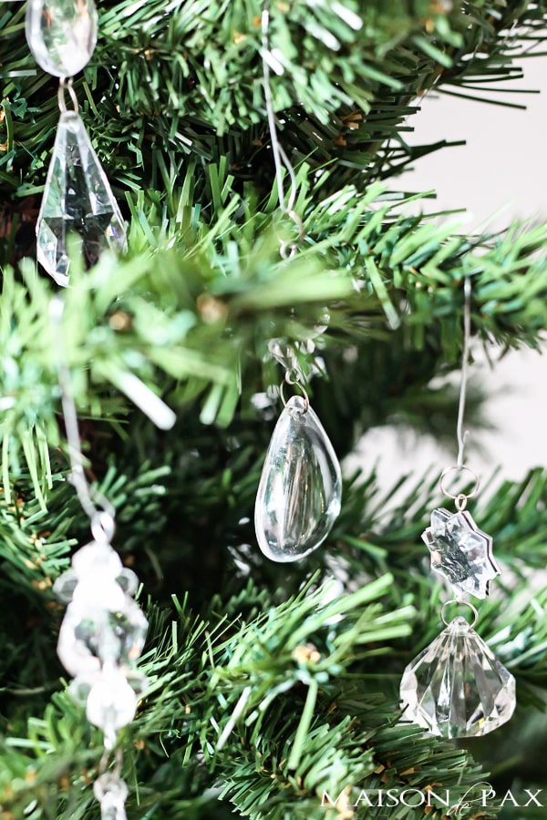 Gorgeous idea! Add chandelier crystals to your Christmas tree |via aiweb9ygdry.cmersite.com #ornament #diy #decor