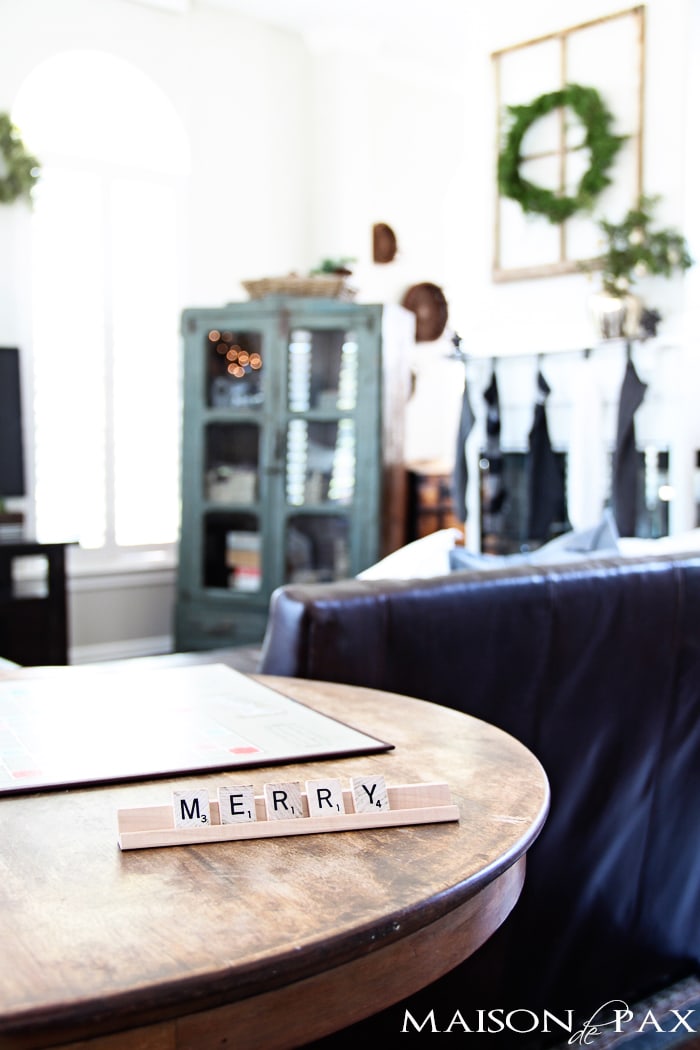 Gorgeous, simple Christmas home tour: natural greenery, winter woodland theme, sparkly touches, and simple reminder of the hope of the season. Tons of diy and decorating ideas | aiweb9ygdry.cmersite.com