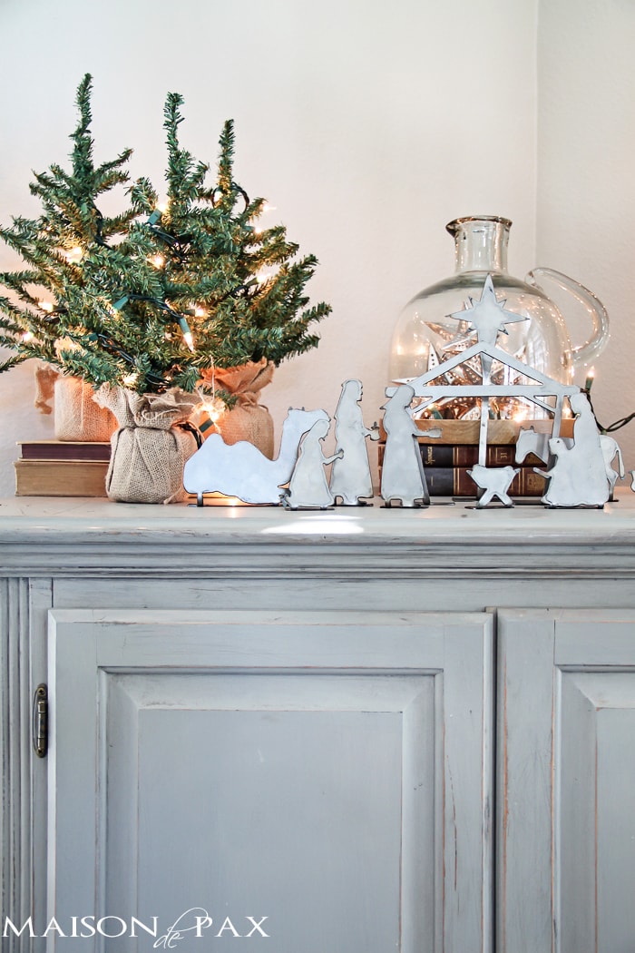 Gorgeous, simple Christmas home tour: natural greenery, winter woodland theme, sparkly touches, and simple reminder of the hope of the season. Tons of diy and decorating ideas | aiweb9ygdry.cmersite.com