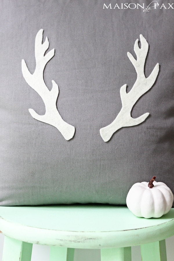 adorable fall or winter pillow and SO easy! via aiweb9ygdry.cmersite.com #tutorial #diy #antler #fall #christmas