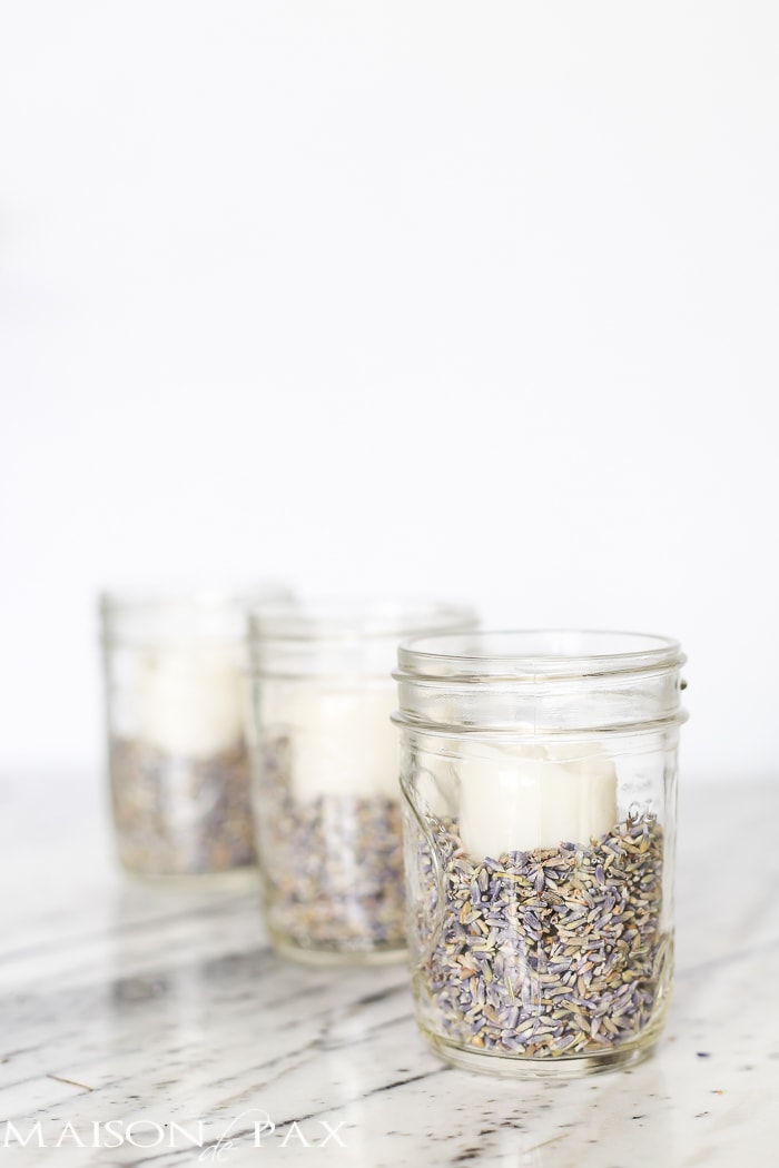 beautiful! Mason jars with dried lavender make easy and gorgeous centerpieces for home, parties, weddings, or baby showers | aiweb9ygdry.cmersite.com