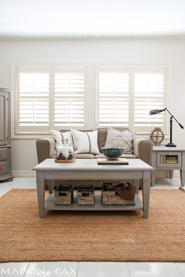 Gorgeous, simple gray chalk paint coffee and side table makeover | aiweb9ygdry.cmersite.com #diy #paint