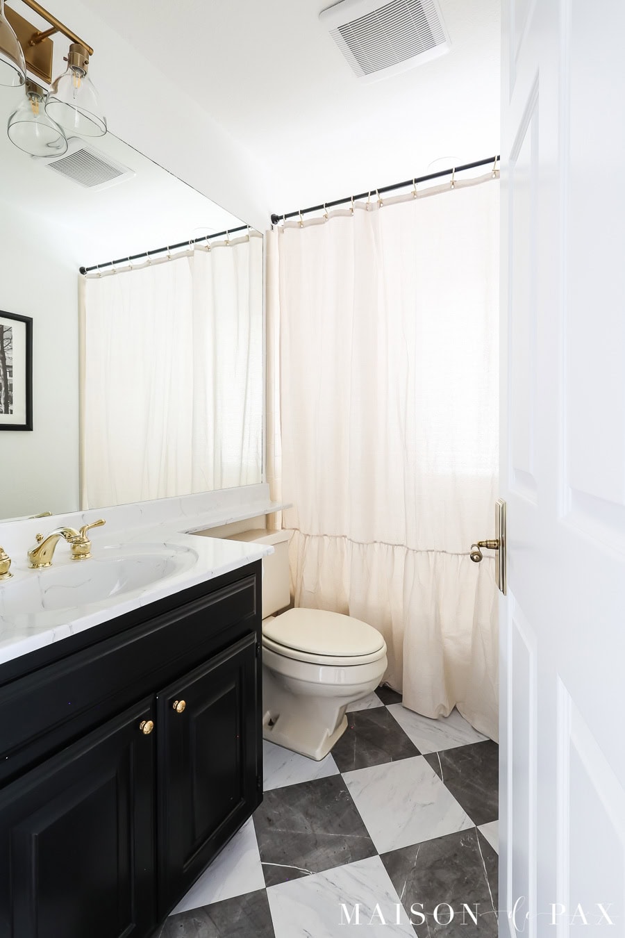 simple classic black and white bathroom 