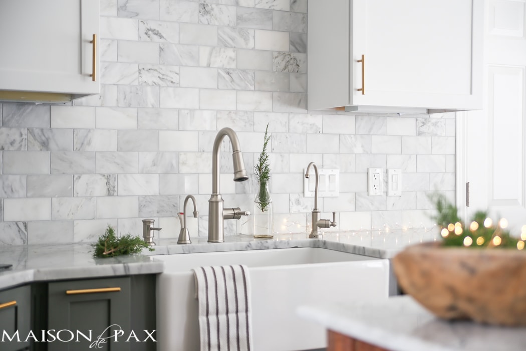 Gorgeous two-tone kitchen design with white upper cabinets, gray lower cabinets, carrara marble counters and marble subway tile backsplash - Maison de pax