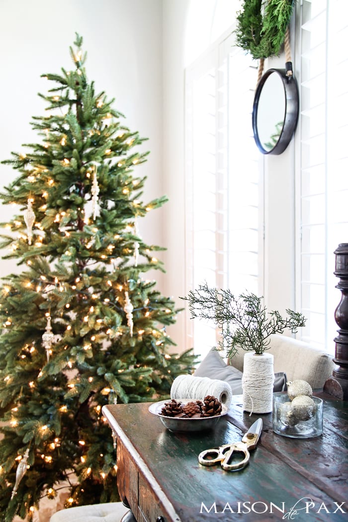 Gorgeous, simple Christmas home tour: natural greenery, winter woodland theme, sparkly touches, and simple reminder of the hope of the season. Tons of diy and decorating ideas | aiweb9ygdry.cmersite.com