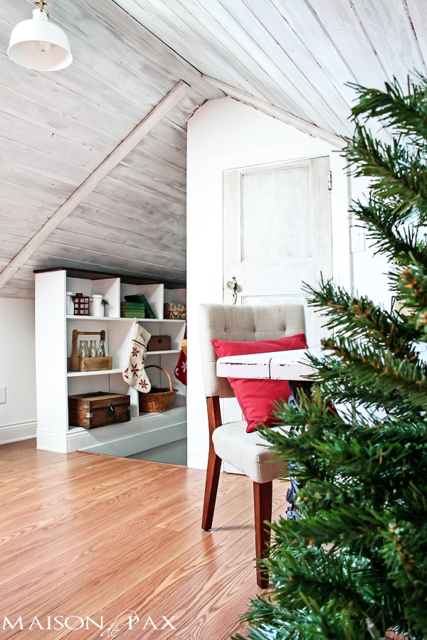 simple Christmas decor - 10 minutes to make your guest room perfectly festive for the holidays | aiweb9ygdry.cmersite.com