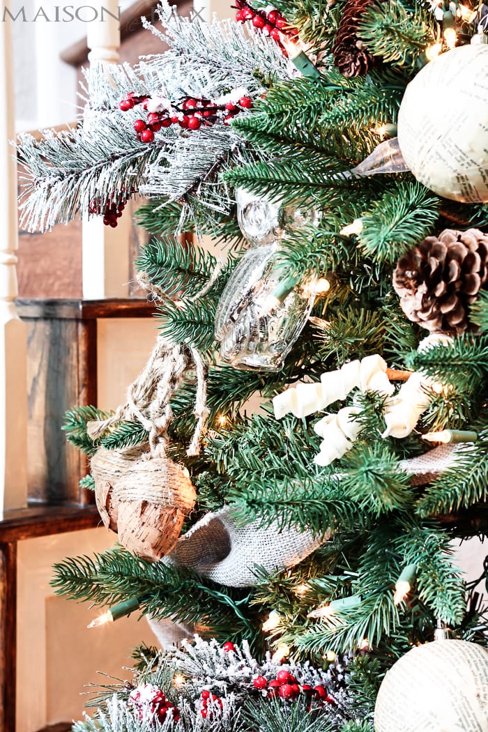 What a beautiful Christmas tree! Natural elements and neutral ornaments make this winter woodland tree simple and gorgeous | aiweb9ygdry.cmersite.com