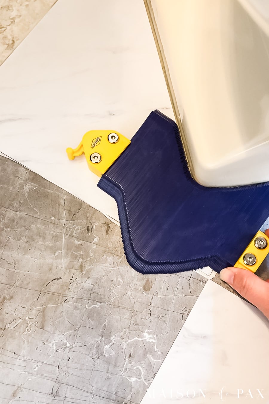 use contour gauge to imitate curves on tile