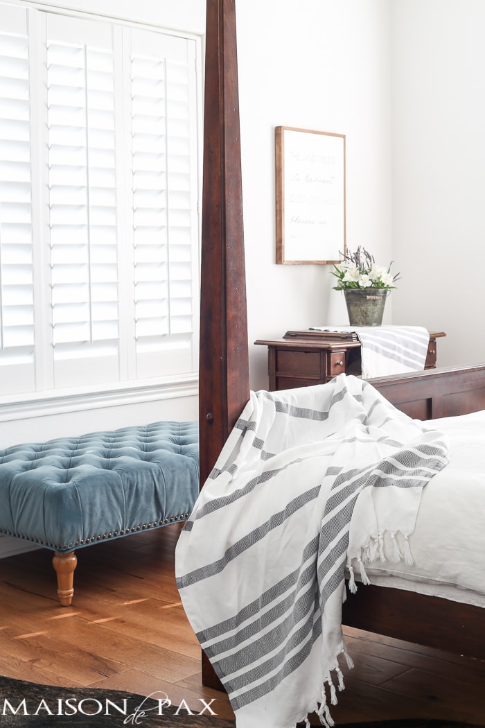 I love the serenity and simplicity of this white bedroom! What a beautiful home with light touches of greenery perfect for spring or summer | aiweb9ygdry.cmersite.com