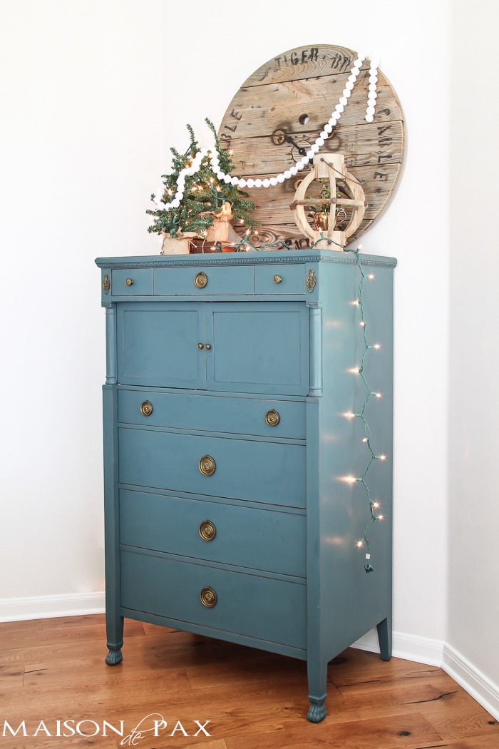 Gorgeous, simple Christmas home tour: natural greenery, winter woodland theme, sparkly touches, and simple reminder of the hope of the season. Tons of diy and decorating ideas | aiweb9ygdry.cmersite.com