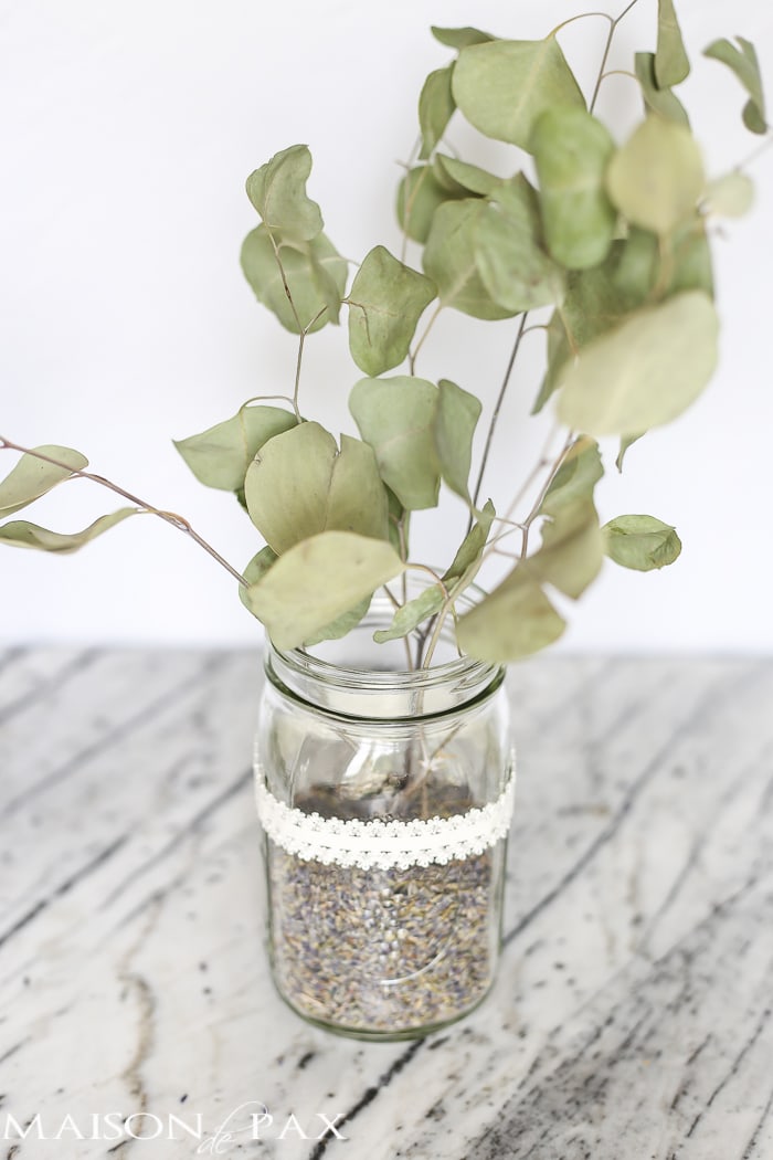 beautiful! Mason jars with dried lavender make easy and gorgeous centerpieces for home, parties, weddings, or baby showers | aiweb9ygdry.cmersite.com