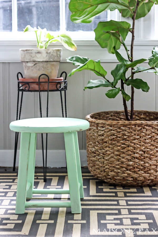 Such an adorable little stool! Great tutorial to make your own little mint stool via aiweb9ygdry.cmersite.com #diy #paint