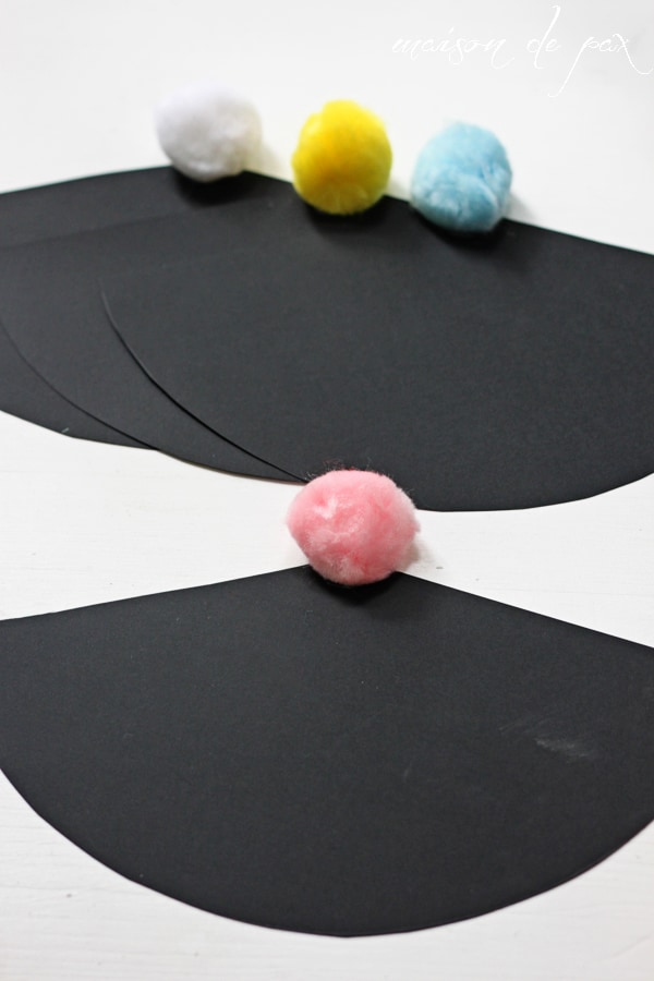 Perfect for your next party, these little chalkboard party hats are so easy precious! Get the tutorial at aiweb9ygdry.cmersite.com #diy #howtomake #kids #birthday #newyears #template #paper