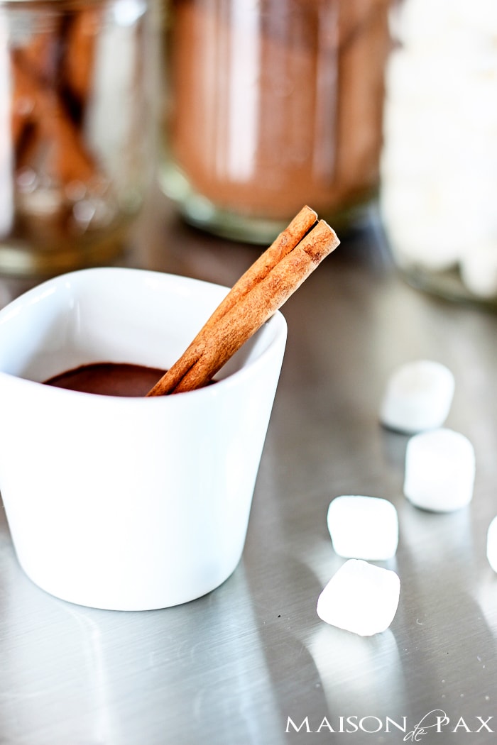 What an adorable idea! A hot chocolate and snack bar - perfect for fall and winter and all those holiday visitors | aiweb9ygdry.cmersite.com