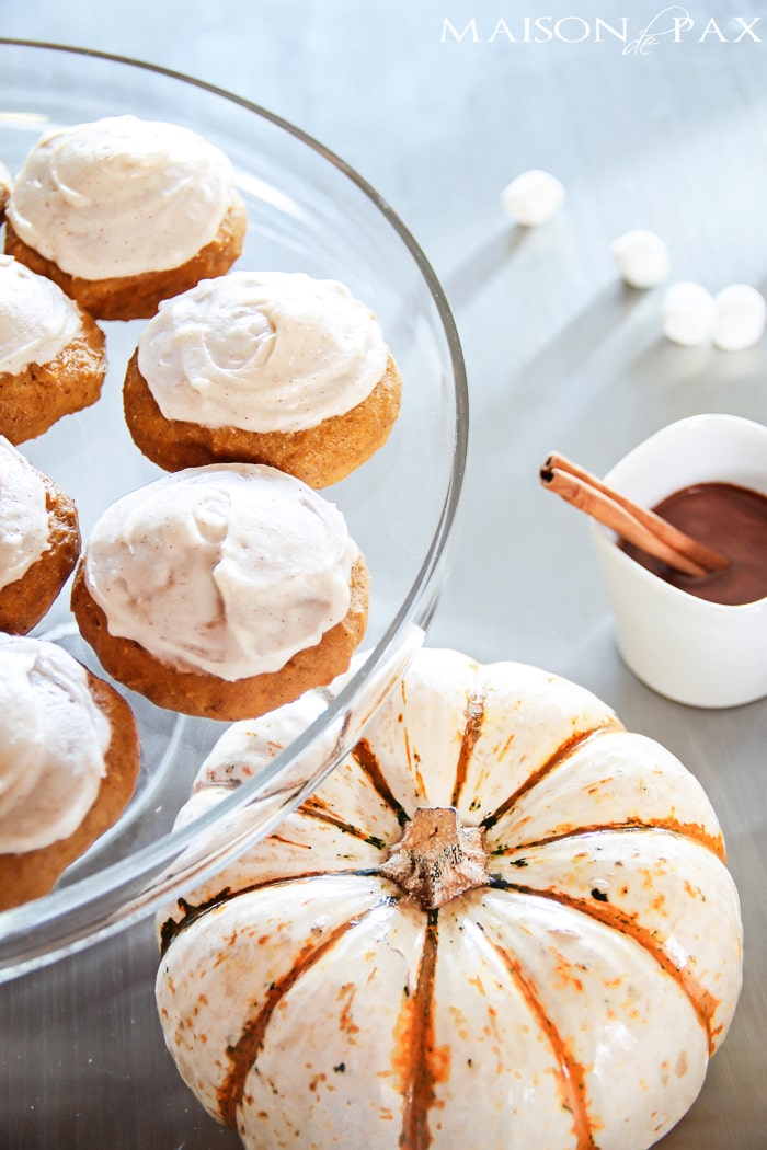 What an adorable idea! A hot chocolate and snack bar - perfect for fall and winter and all those holiday visitors | aiweb9ygdry.cmersite.com