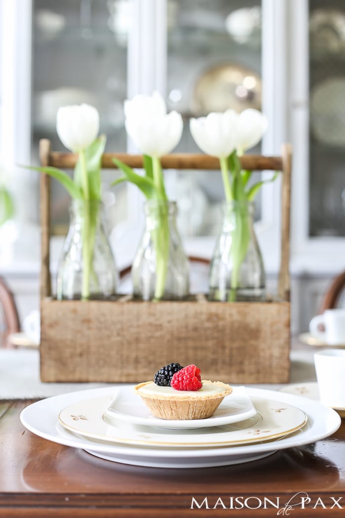 what a lovely, fresh table setting - perfect for Mother's Day brunch, Easter dinner, or any special spring occasion | aiweb9ygdry.cmersite.com