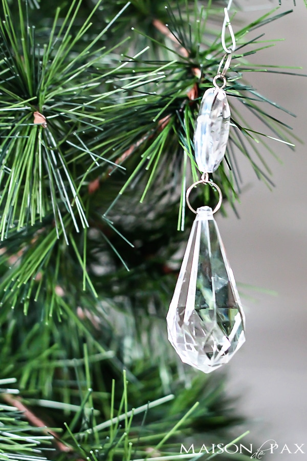 Gorgeous idea! Add chandelier crystals to your Christmas tree |via aiweb9ygdry.cmersite.com #ornament #diy #decor