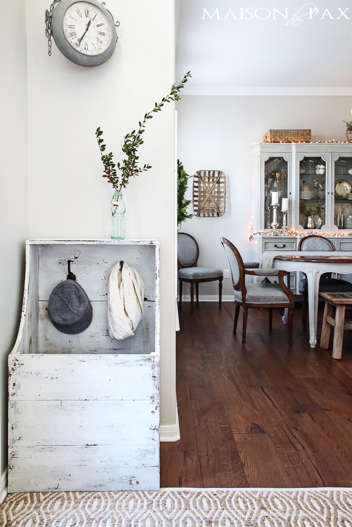 Gorgeous, simple Christmas home tour: natural greenery, winter woodland theme, sparkly touches, and simple reminder of the hope of the season. Tons of diy and decorating ideas | aiweb9ygdry.cmersite.com