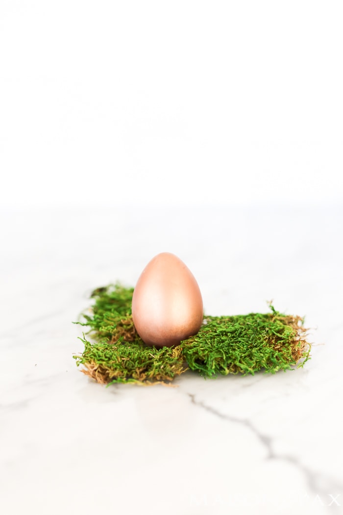 Looking for a fun, easy Easter craft? Try these DIY metallic easter eggs for a chic yet simple Easter project. Plus, find 25 other Easter craft ideas!