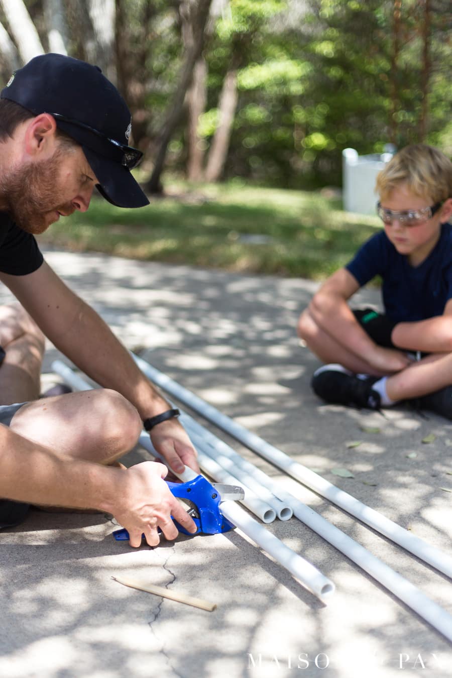 Make outdoor family games with your kids: find this and other family projects plus tips for completing project with kids! #familyfun #familyproject #outdoorgames #kidfriendlyproject #diyproject #yardgames