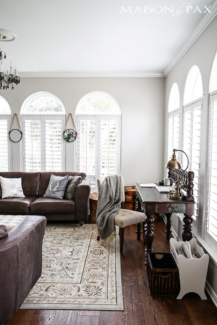 lovely neutral living room with an office area on one wall | aiweb9ygdry.cmersite.com