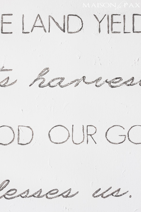 Learn how to make a beautiful, painted lettered sign on canvas with a simple wood frame: this step by step tutorial is so easy to follow | aiweb9ygdry.cmersite.com