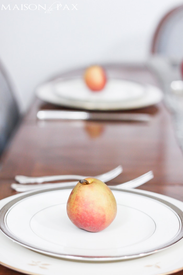 How to set a gorgeous Thanksgiving table: step by step process for a beautiful fall tablescape and gorgeous inspiration with white pumpkins, fall foliage, pears, and natural textures | aiweb9ygdry.cmersite.com