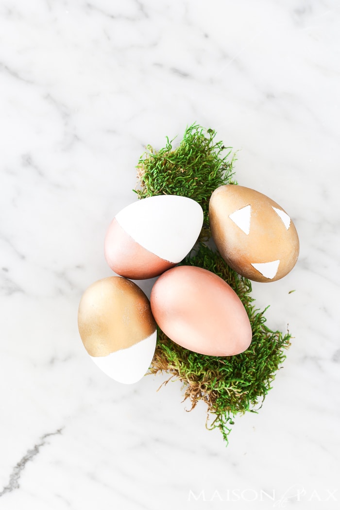 Looking for a fun, easy Easter craft? Try these DIY metallic easter eggs for a chic yet simple Easter project. Plus, find 25 other Easter craft ideas!