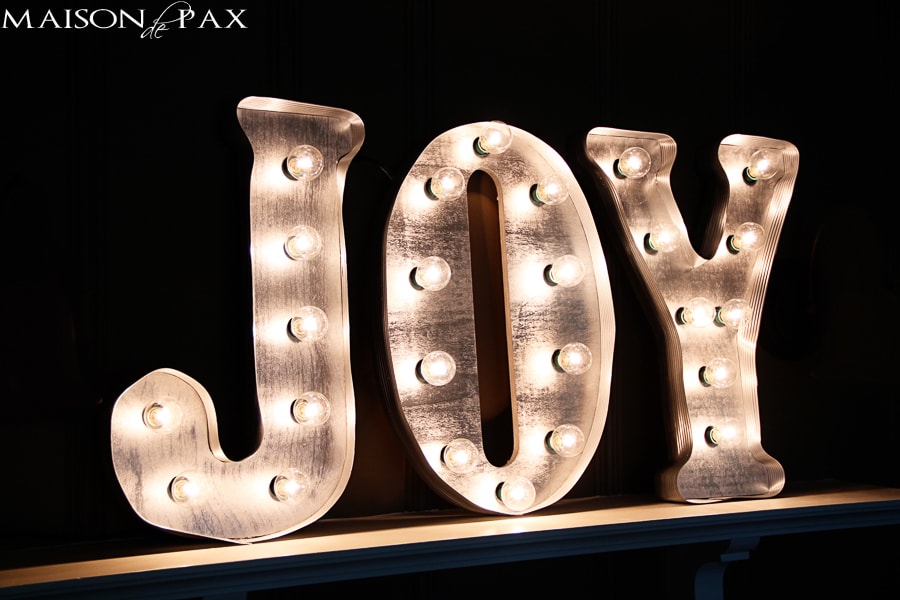 Fabulous tutorial for DIY vintage marquee lights!  via aiweb9ygdry.cmersite.com #Christmas #decor