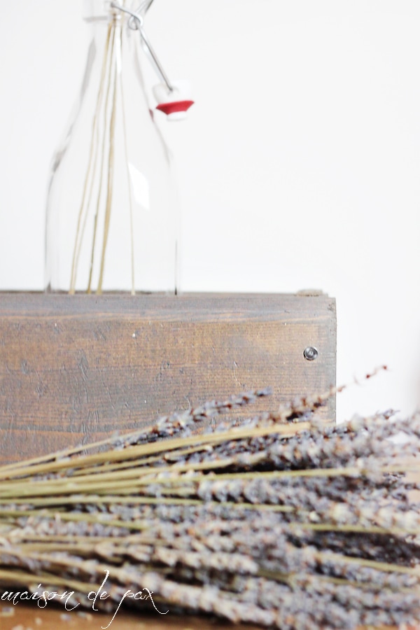 Simple tutorial for creating a weathered, rustic wooden box at aiweb9ygdry.cmersite.com. Great for centerpiece, flowers, vases, jars, etc.