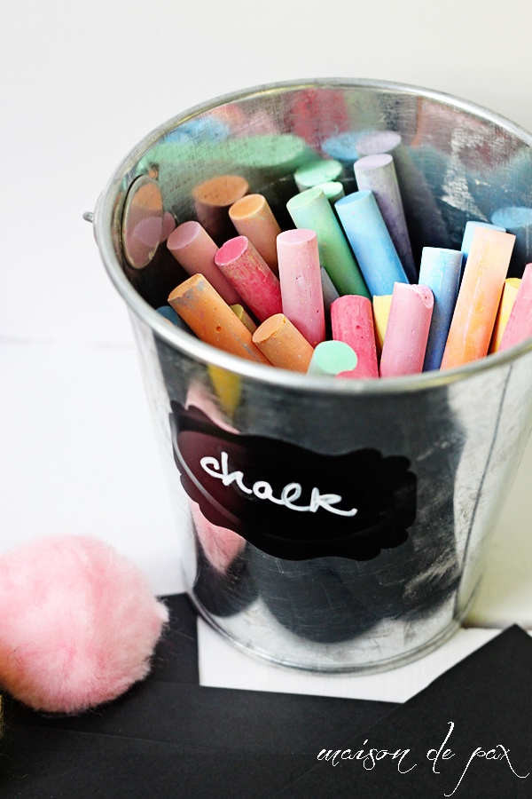 Perfect for your next party, these little chalkboard party hats are so easy precious! Get the tutorial at aiweb9ygdry.cmersite.com #diy #howtomake #kids #birthday #newyears #template #paper