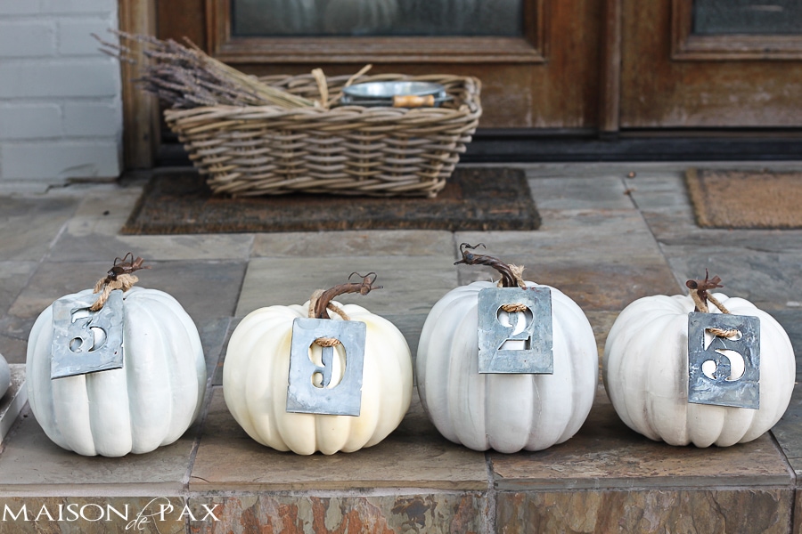such a cute way to display your house number and decorate your front porch via aiweb9ygdry.cmersite.com #fall #decor #pumpkin