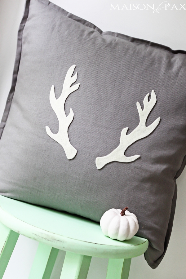 adorable fall or winter pillow and SO easy! via aiweb9ygdry.cmersite.com #tutorial #diy #antler #fall #christmas