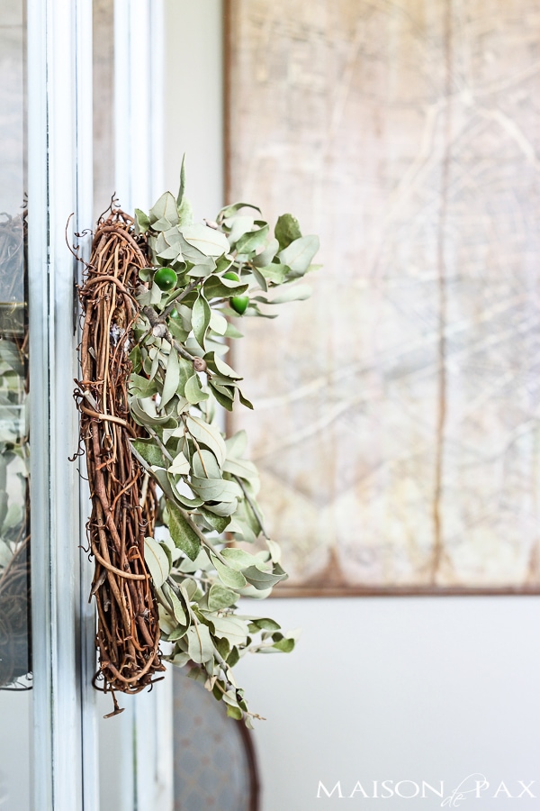 So cute and so affordable! Make this diy oak leaf and acorn wreath for fall in less than 10 minutes | aiweb9ygdry.cmersite.com