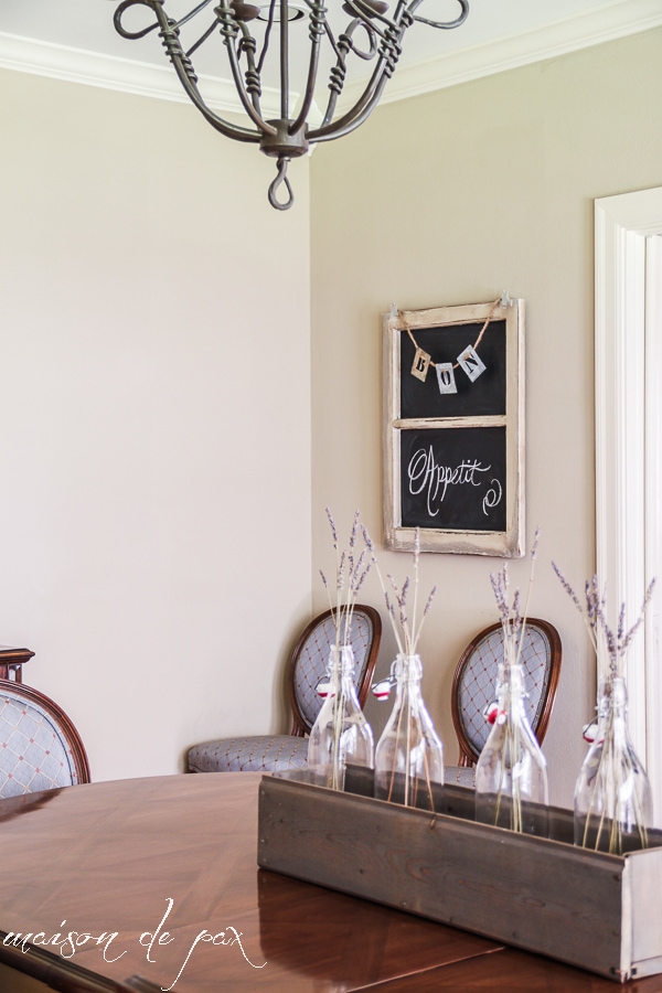 Turn an old window screen into an adorable, versatile chalkboard with this simple tutorial at aiweb9ygdry.cmersite.com! #diy #chalkboard #seasonal