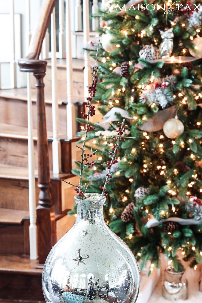 What a beautiful Christmas tree! Natural elements and neutral ornaments make this winter woodland tree simple and gorgeous | aiweb9ygdry.cmersite.com