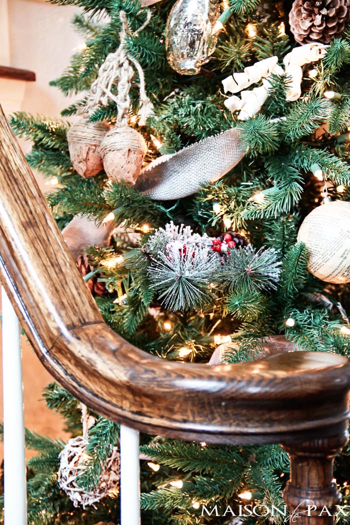 What a beautiful Christmas tree! Natural elements and neutral ornaments make this winter woodland tree simple and gorgeous | aiweb9ygdry.cmersite.com