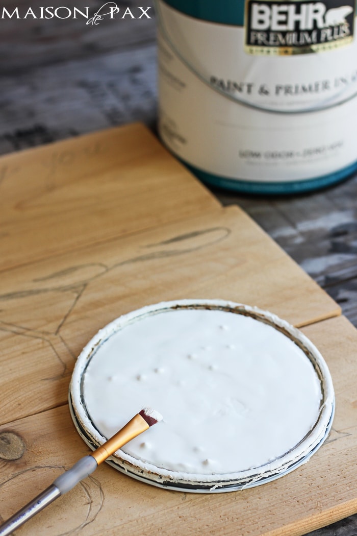 I love this adorable and easy sign! A wonderful alternative to a wreath and so easy to make from a single cedar fence picket | aiweb9ygdry.cmersite.com