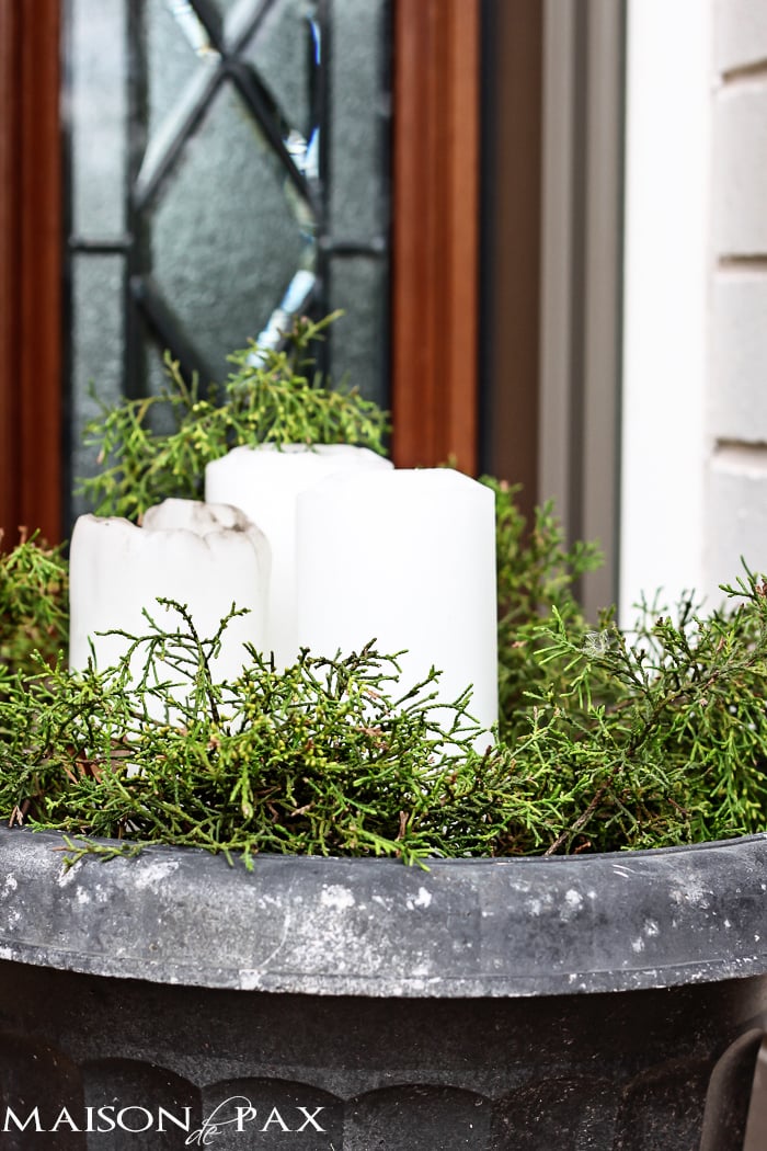 I love this simple, white and green look for the holidays! Classic greenery and white accents for a Christmas Front Porch | aiweb9ygdry.cmersite.com