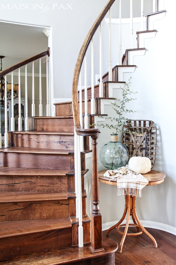 I love this fall home tour! Calming neutrals and lots of texture: simple ideas and easy fall decorations | aiweb9ygdry.cmersite.com