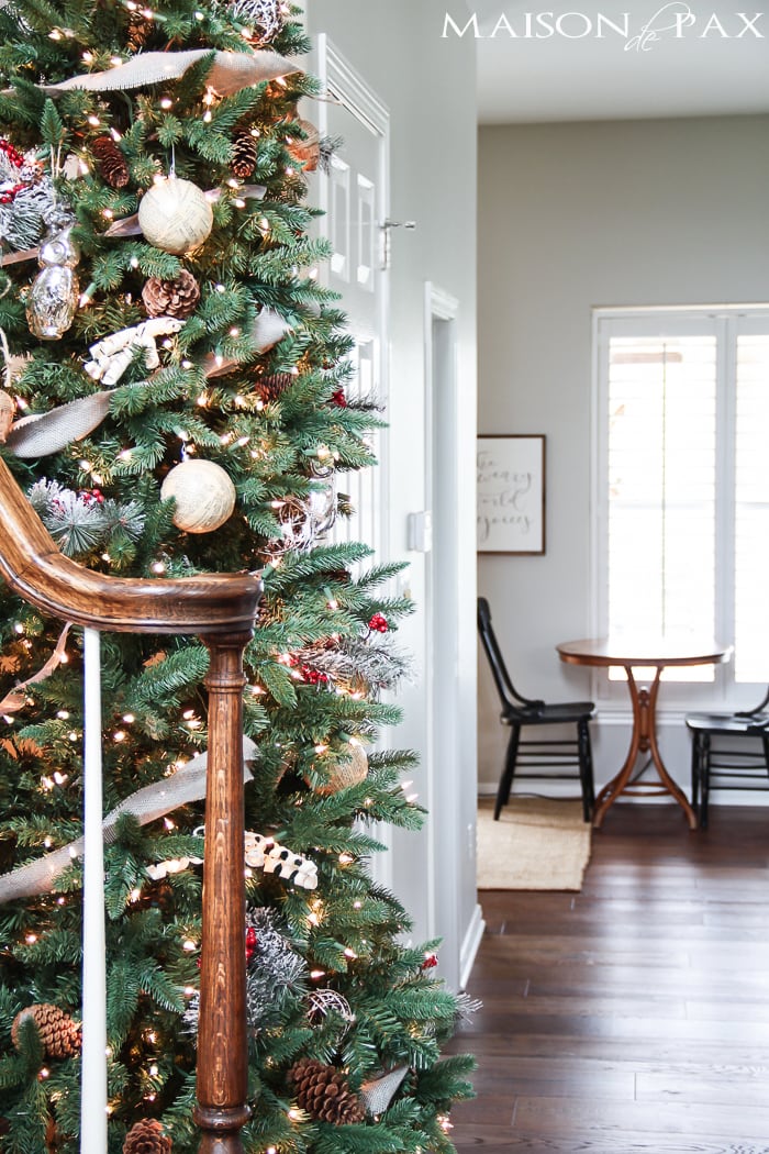What a beautiful Christmas tree! Natural elements and neutral ornaments make this winter woodland tree simple and gorgeous | aiweb9ygdry.cmersite.com