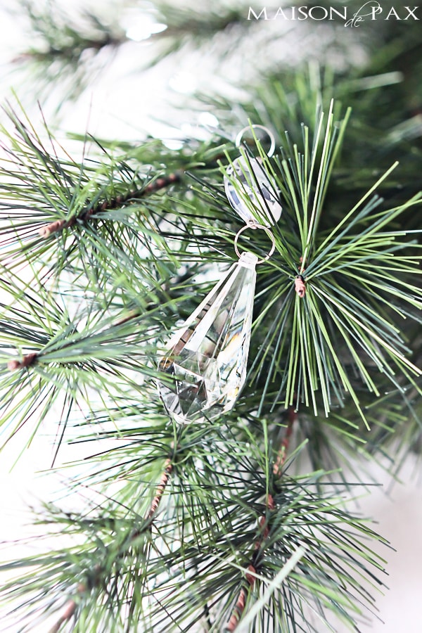 Gorgeous idea! Add chandelier crystals to your Christmas tree |via aiweb9ygdry.cmersite.com #ornament #diy #decor